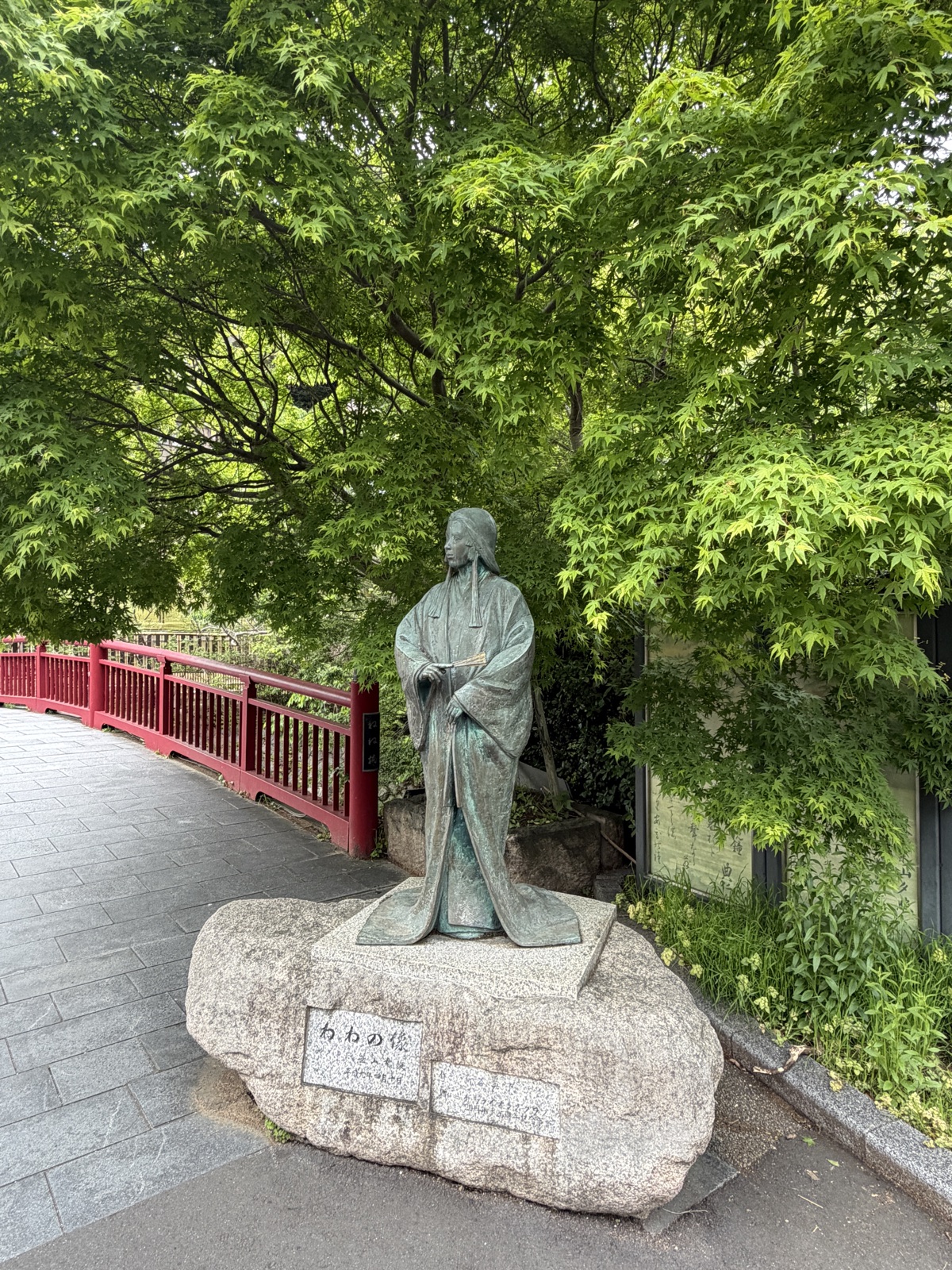 有馬温泉 ねね橋のたもとに立つねねの像と新緑