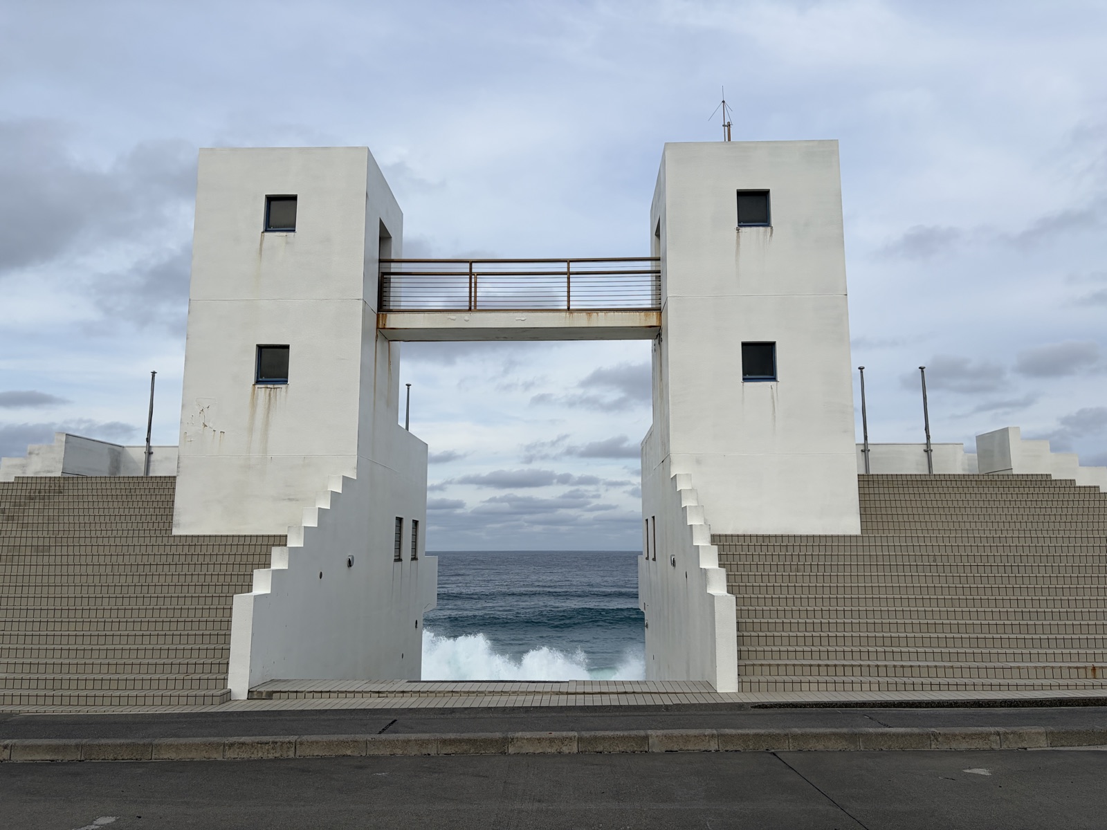 新島・羽伏浦海岸のメインゲート
