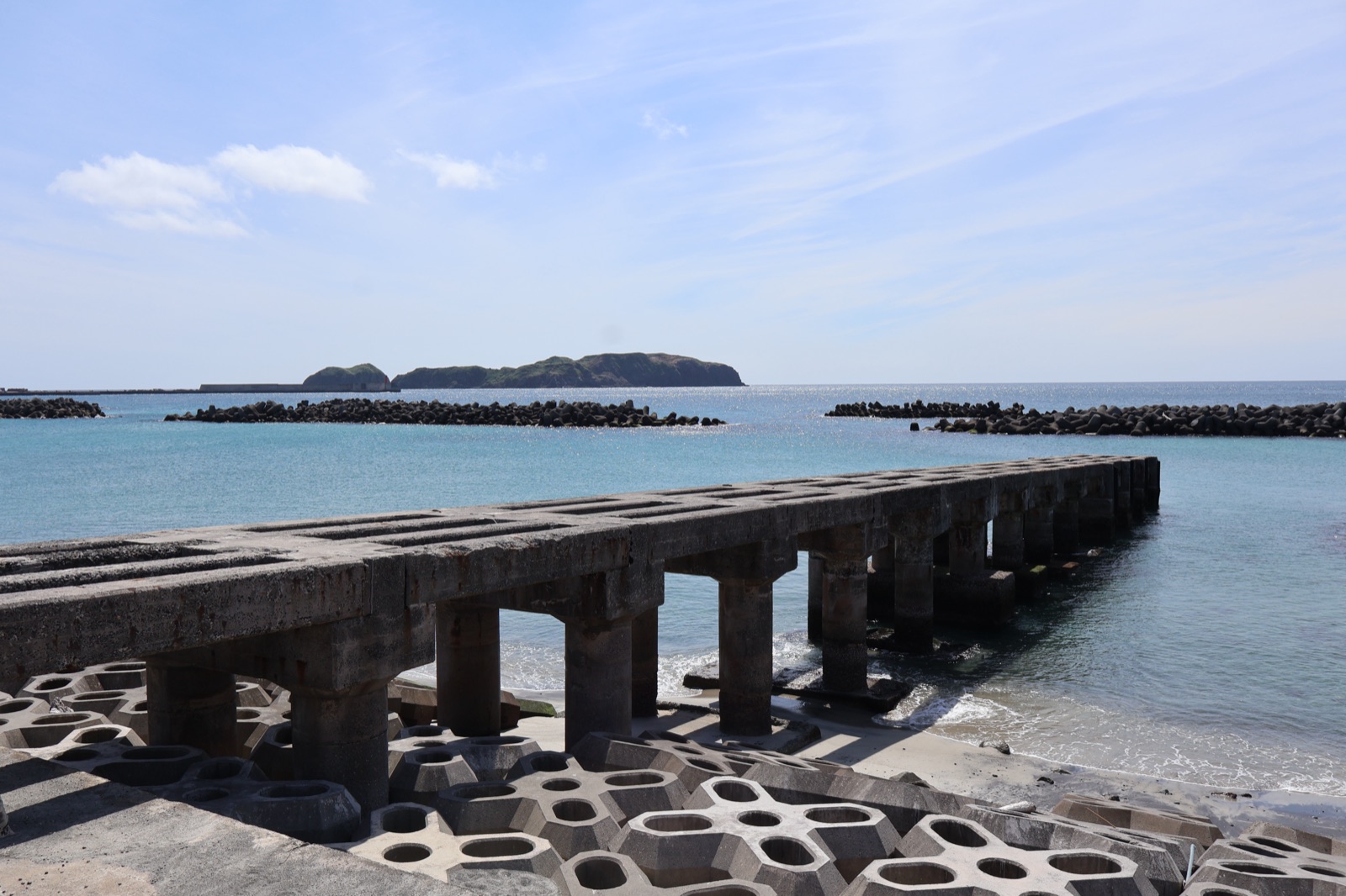 新島の桟橋跡と沖に浮かぶ島
